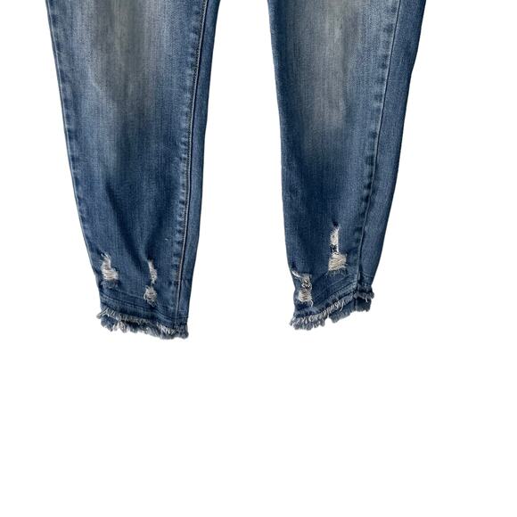 KanCan Women's Size 27‎ Cropped Medium Wash Frey Hem Jeans - Picture 3 of 10